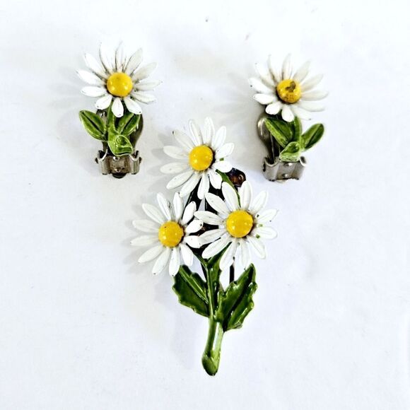 Vintage 1960's Demi Parure Metal Enameled Daisy Floral Brooch Pin Earrings Set - Picture 1 of 7